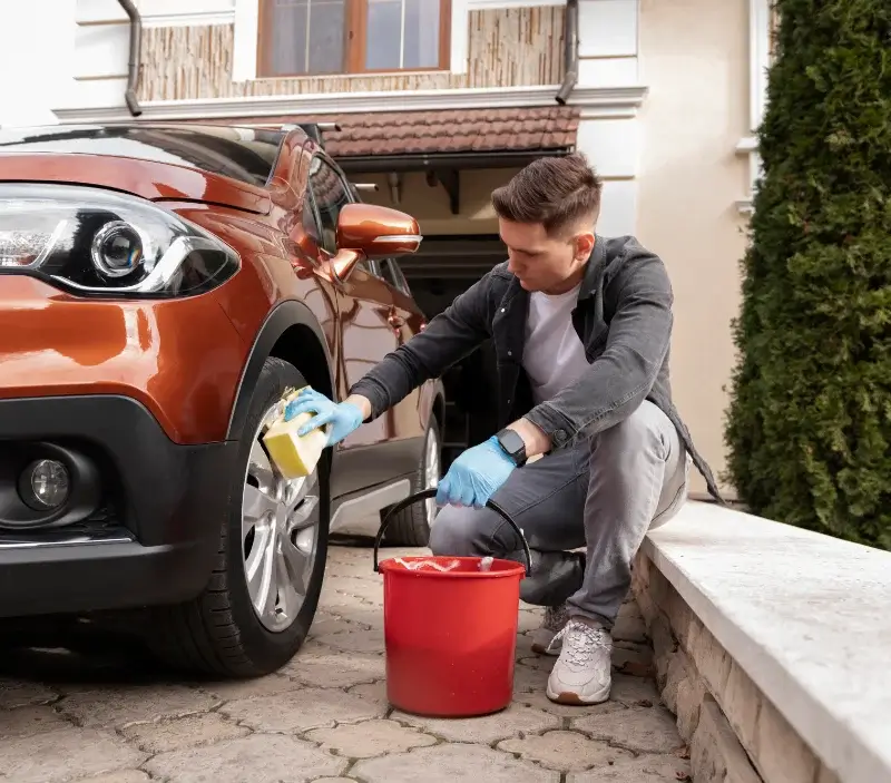 Lavage auto à domicile Bresse Vallons : professionnel intervenant sur un véhicule